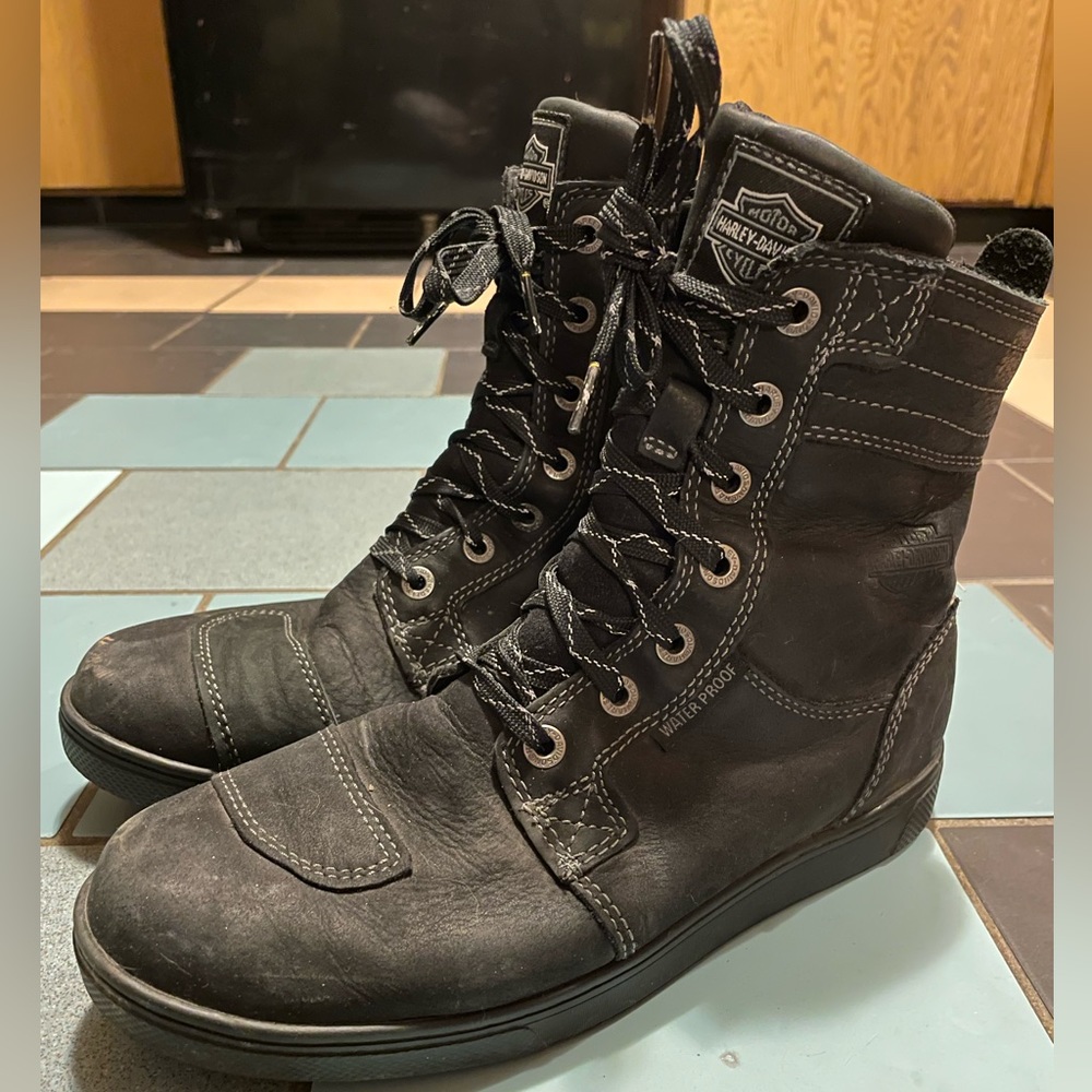 Black Harley Davidson motorcycle boots. Men size 7 1/2. Barely worn.